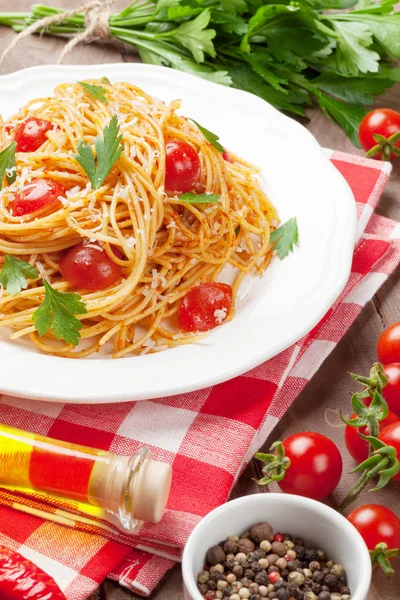 Massa de espaguete com tomate e salsa — Fotografia de Stock