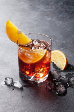 Negroni portakal dilimleri ile kokteyl