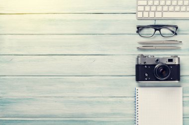 Kamera, pc ve Not Defteri ile ahşap masa