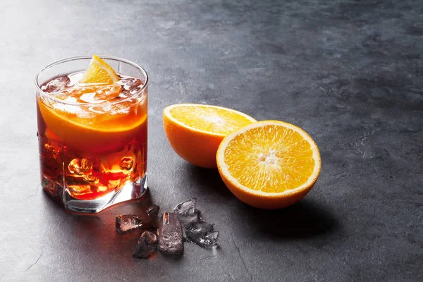 Cocktail Negroni com fatias de laranja — Fotografia de Stock