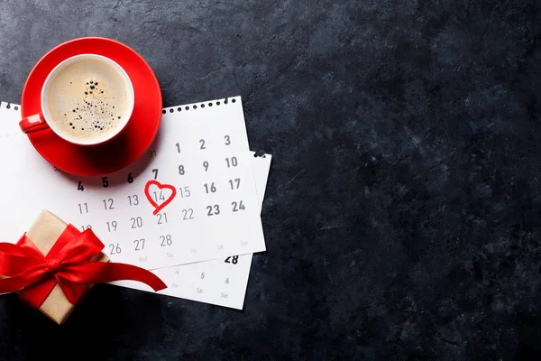 Xícara de café e presente no calendário fevereiro — Fotografia de Stock