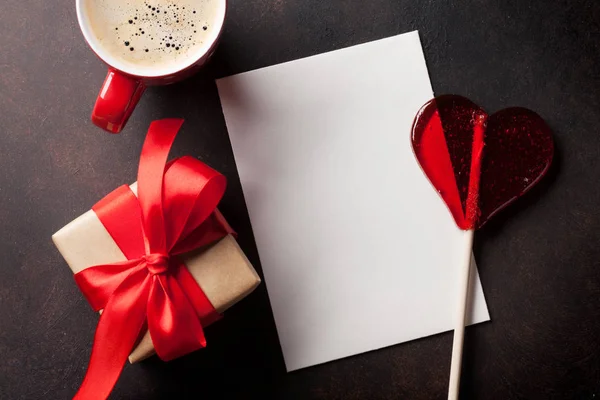 Bonbons coeur, café et boîte cadeau — Photo