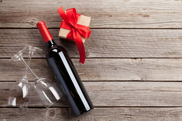 Червоне вино, подарункова коробка та келихи — стокове фото