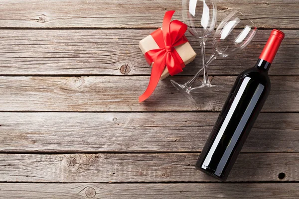 Rode wijn en geschenk doos — Stockfoto