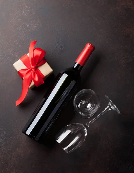 Vino tinto, caja de regalo y vasos — Foto de Stock