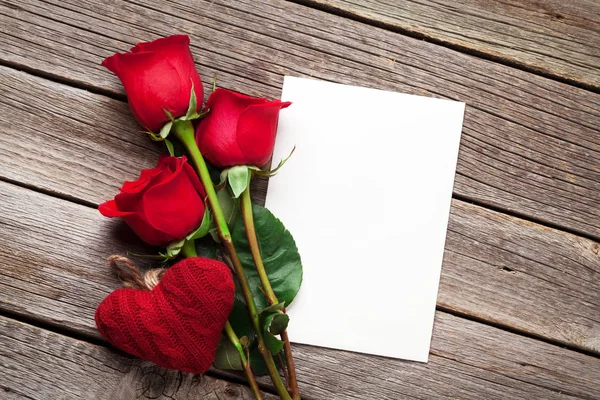 Tarjeta, flores de rosa roja y corazón — Foto de Stock