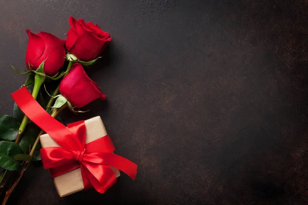 Rosas vermelhas e caixa de presente — Fotografia de Stock