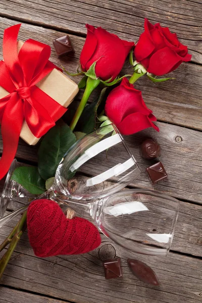 Rosas, coração, óculos e presente — Fotografia de Stock