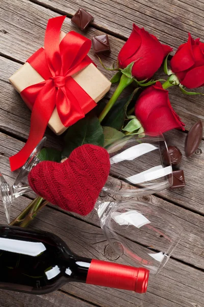 Цветы, вино, подарочная коробка и сладости — стоковое фото