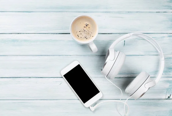 Smartphone, auriculares y taza de café —  Fotos de Stock