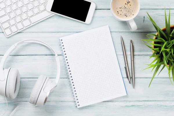 Bloc de notas, auriculares, teléfono y PC — Foto de Stock