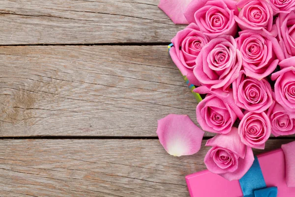 Gift box full of pink roses — Stock Photo, Image