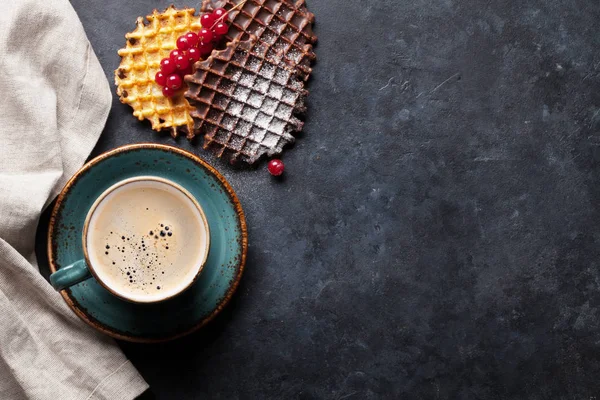 Café y gofres con bayas —  Fotos de Stock