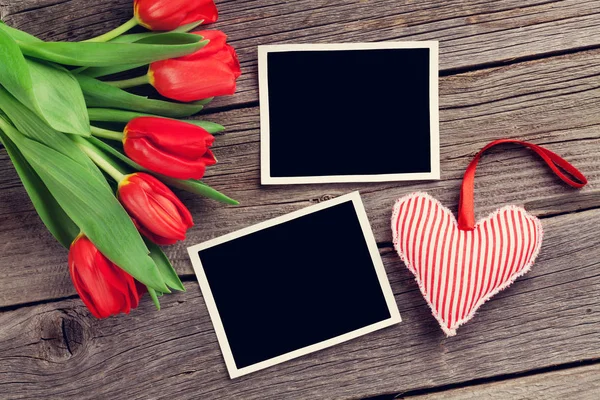 Tulpen, handgemaakte hart en fotolijsten — Stockfoto