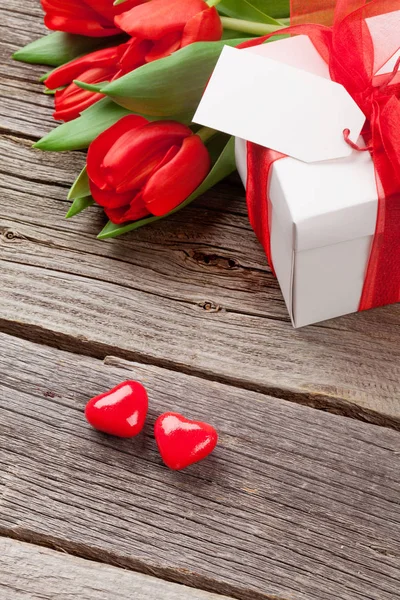 Red tulips and candy hearts — Stock Photo, Image