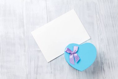 tebrik kartı ve hediye kutusu