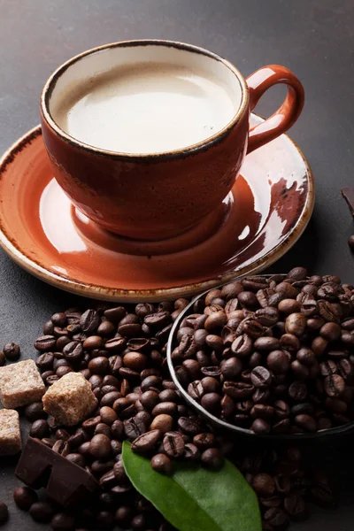 咖啡、 咖啡豆、 巧克力和糖 — 图库照片