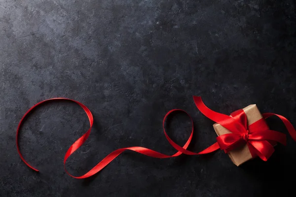 Cinta roja y caja de regalo —  Fotos de Stock