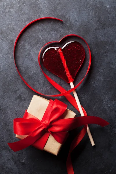 Şeker kalp ve hediye kutusu — Stok fotoğraf