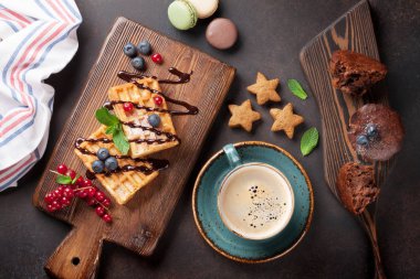 Kahve, şeker ve waffle çilek ile