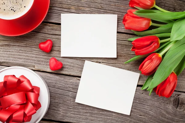 Tulipani, confezione regalo e cornici fotografiche — Foto Stock