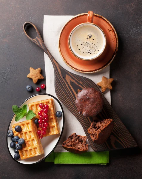 Café e waffles com bagas — Fotografia de Stock