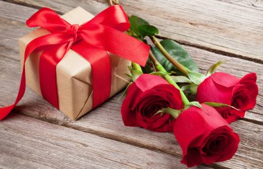 Kırmızı güller ve hediye kutusu