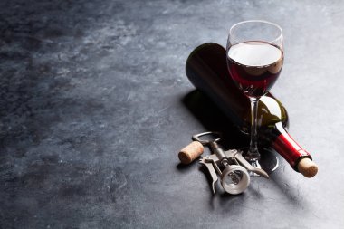 kırmızı şarap cam, şişe ve tirbuşon