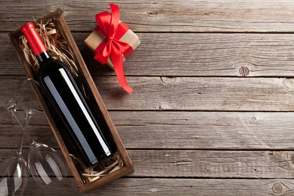 Rött vin flaska, Glasögon och present låda — Stockfoto