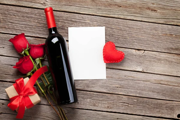 Κόκκινο κρασί, τριαντάφυλλα και δώρο πλαίσιο — Φωτογραφία Αρχείου