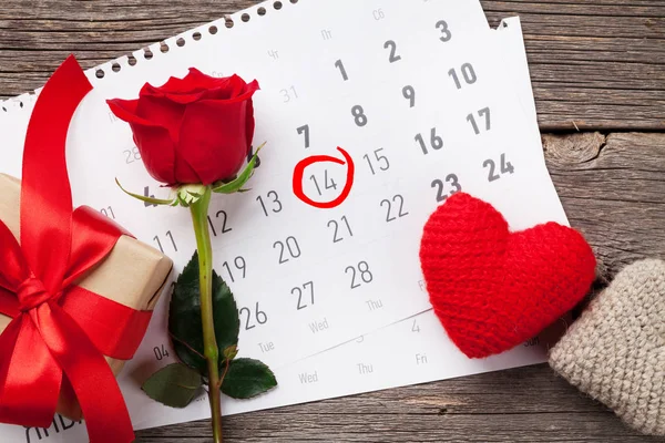 Rosa, corazones y regalos en el calendario de febrero —  Fotos de Stock