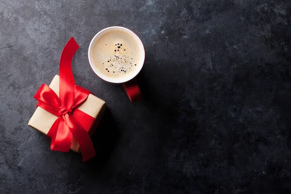 Red coffee cup and gift box — Stock Photo, Image