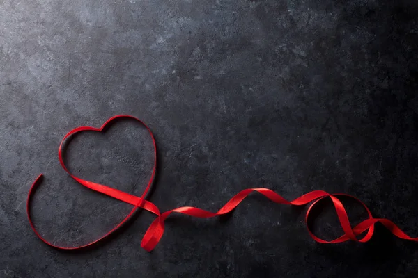 Cinta roja en forma de corazón — Foto de Stock