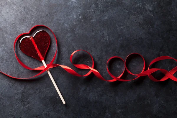 Coração de doces e fita vermelha — Fotografia de Stock