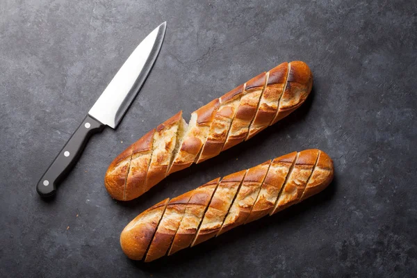 Skivat bröd och kniv — Stockfoto