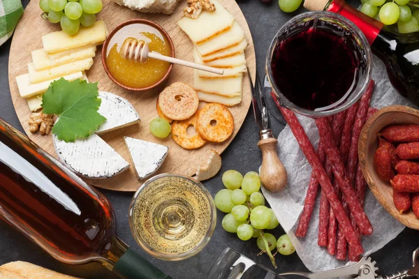 Vino, uva, formaggio e salsicce — Foto Stock