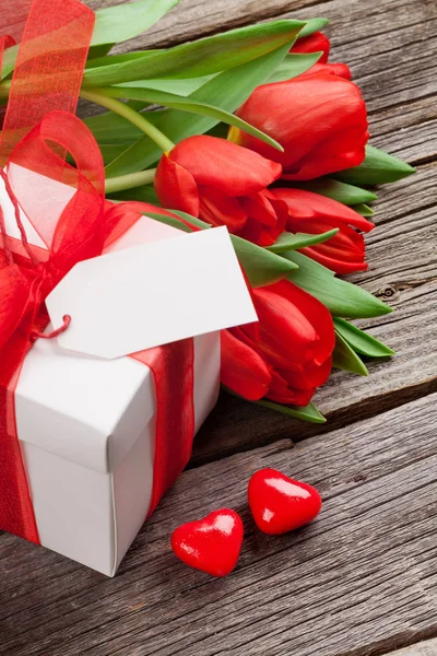 Caixa de presente e tulipas vermelhas — Fotografia de Stock
