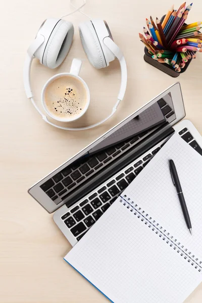 Laptop-, koffie- en koptelefoon — Stockfoto