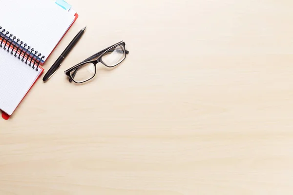 Bloc de notas, bolígrafo y gafas —  Fotos de Stock