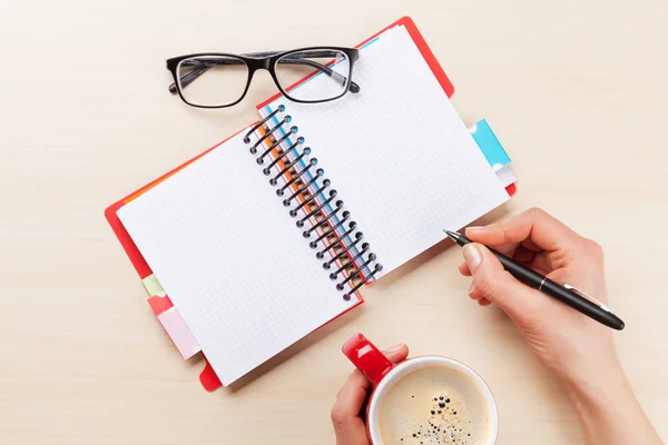 Mains féminines avec stylo et tasse à café — Photo