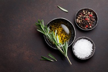 Baharatlı ve otlu yemek masası.