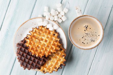 Kahve fincanı, waffle ve hatmi