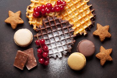 Waffle çilek, macaroons ve çikolata ile
