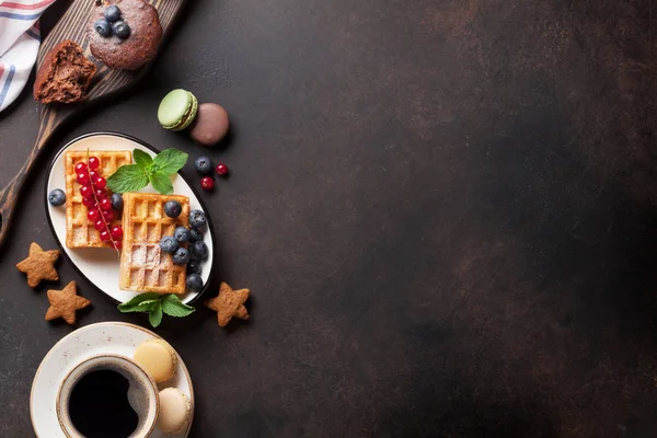 Kaffee, Süßigkeiten und Waffeln mit Beeren — Stockfoto