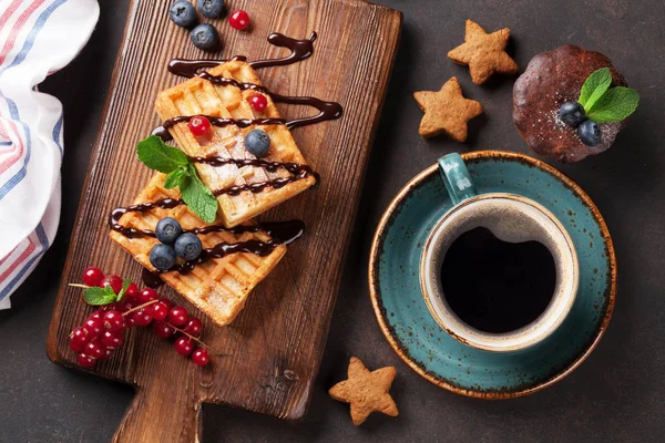 Caffè, dolciumi e cialde con bacche — Foto Stock