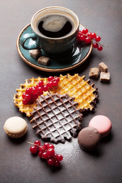 Café e waffles com bagas — Fotografia de Stock