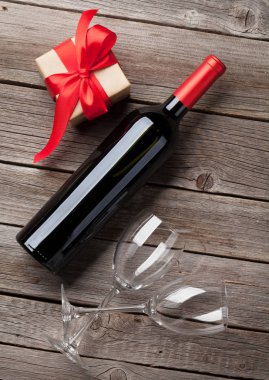 Kırmızı şarap ve hediye kutusu
