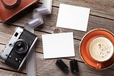 Vintage fotoğraf makinesi ve boş fotoğraf çerçeveleri