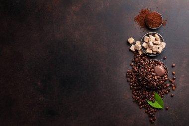 Kahve çekirdekleri ve toprak tozu