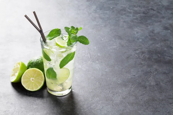 Cocktail Mojito sul tavolo — Foto Stock